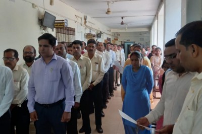 राष्ट्र की एकता, अखंडता और सुरक्षा बनाये रखने....जिला न्यायालय परिसर में न्यायाधीशगण एवं न्यायालयीन कर्मचारीगण द्वारा ली गयी शपथ....