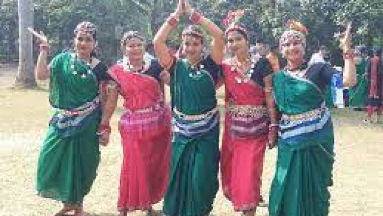 छत्तीसगढ़ की स्थापना दिवस पर रायपुर में.....महिलाएँ ने सुआ नृत्य कर जगमगाया उत्सव....