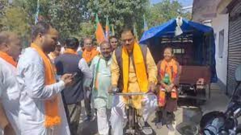 छत्तीसगढ़ में विधानसभा चुनाव के दौरान.....साइकिल से प्रचार करने निकले भाजपा प्रत्याशी....