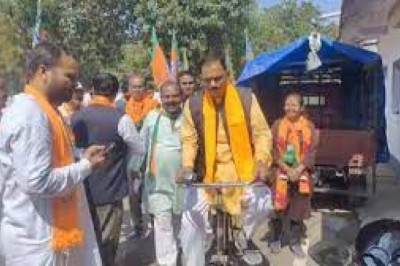 छत्तीसगढ़ में विधानसभा चुनाव के दौरान.....साइकिल से प्रचार करने निकले भाजपा प्रत्याशी....