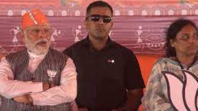 कांकेर के गोविंदपुर में PM मोदी विजय संकल्प रैली को कर रहे संबोधित....