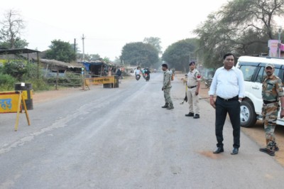 कलेक्टर एवं जिला निर्वाचन अधिकारी ने ग्राम मोहड़ में बनाए गए....स्थैतिक जांच नाका का किया औचक निरीक्षण....