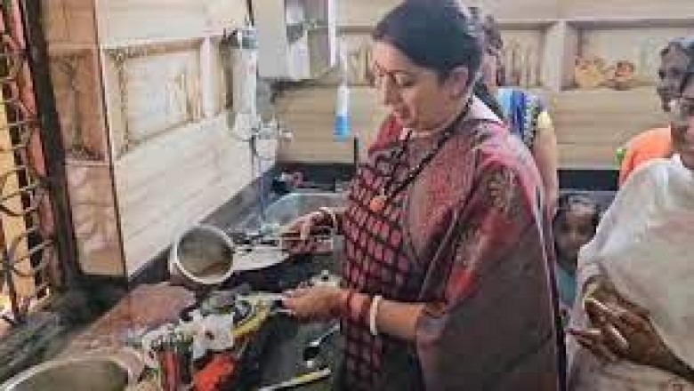 केंद्रीय मंत्री स्मृति ईरानी ने कार्यकर्ताओं को बनाकर पिलाई चाय....