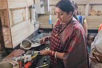 केंद्रीय मंत्री स्मृति ईरानी ने कार्यकर्ताओं को बनाकर पिलाई चाय....