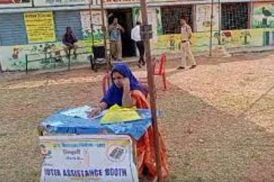 छत्तीसगढ़ में एक गांव ऐसा भी जहां मतदान केंद्र के बाहर सन्नाटा....वोटरों का इंतजार करते रहे पोलिंग एजेंट....