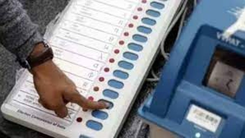 कई मतदान केंद्रों में EVM मशीन खराब.....पोलिंग बूथ के बाहर मतदाताओं की लगी लंबी लाइन....