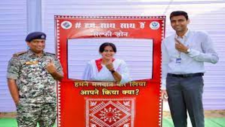 कतार में लगकर कलेक्टर, SP और CEO ने किया मतदान.....सेल्फी पॉइंट में खिंचवाई फोटो....