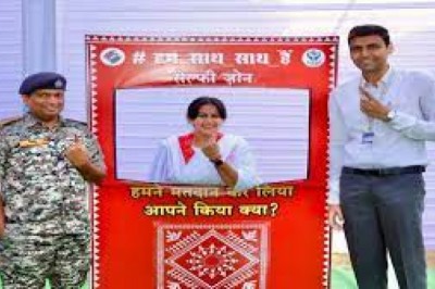 कतार में लगकर कलेक्टर, SP और CEO ने किया मतदान.....सेल्फी पॉइंट में खिंचवाई फोटो....
