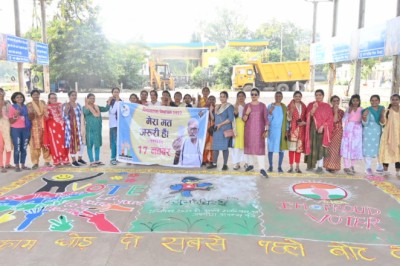 महिलाओं ने रंगोली से उकेरे चुनई चिरई....17 नवंबर को  मतदान अवश्य करे....मतदान के प्रति जागरूक करने भिलाई निगम का निरंतर अभियान.....