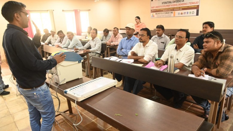 मतदान अधिकारियों को दल के साथ दिया गया प्रशिक्षण.....