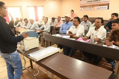 मतदान अधिकारियों को दल के साथ दिया गया प्रशिक्षण.....
