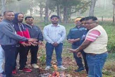 अभी भी वापस नहीं लौटी कई बूथों की पोलिंग पार्टियां.....मतदान कर्मियों में नाराजगी.....