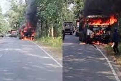 ड्राइवर ने छलांग लगाकर बचाई जान.....चलती ट्रेलर में ब्लास्ट होते ही लगी भीषण आग.....