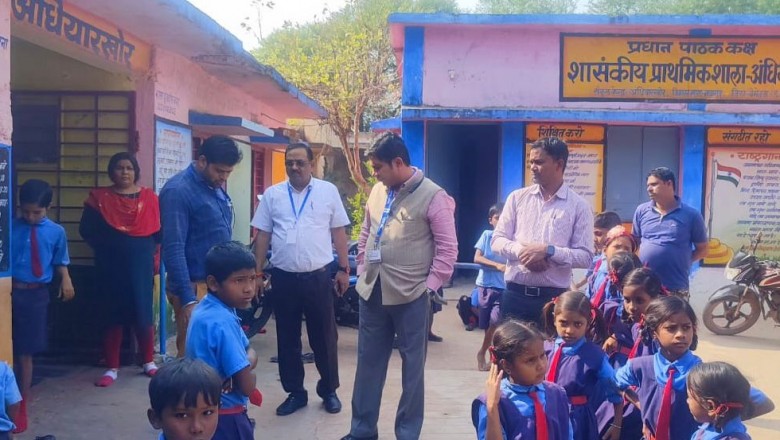 प्रेक्षक कृष्णा ने किया संगवारी मतदान केंद्र का निरीक्षण....ज़रूरी मूलभूत सुविधाएं.....ख़ासकर बिजली-पानी और शौचालय आदि देखी....