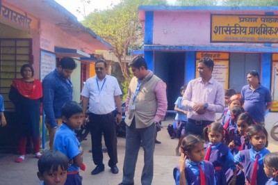 प्रेक्षक कृष्णा ने किया संगवारी मतदान केंद्र का निरीक्षण....ज़रूरी मूलभूत सुविधाएं.....ख़ासकर बिजली-पानी और शौचालय आदि देखी....