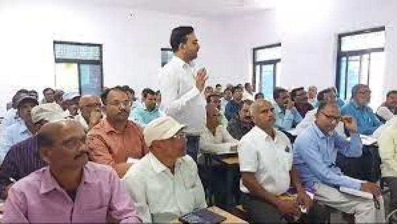 जिला निर्वाचन अधिकारी ने किया अटैच.....मतदान दलों के प्रशिक्षण के दौरान व्यवधान डालने वाले प्रधान पाठक पर कार्रवाई....
