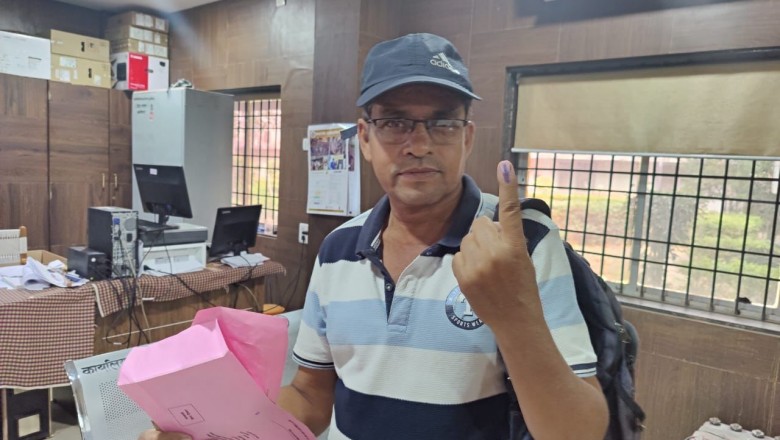 निर्वाचन ड्यूटी में तैनात अधिकारी कर्मचारी डाक मतपत्र के माध्यम कर रहे मतदान....
