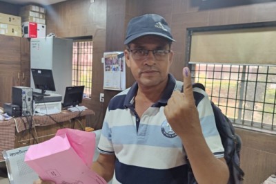 निर्वाचन ड्यूटी में तैनात अधिकारी कर्मचारी डाक मतपत्र के माध्यम कर रहे मतदान....