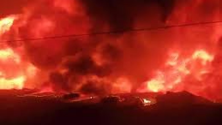 रायपुर की गद्दा फैक्ट्री में लगी भीषण आग....देर रात घंटों मशक्कत के बाद फायर ब्रिगेड ने पाया काबू....दमकल मौके पर मौजूद....