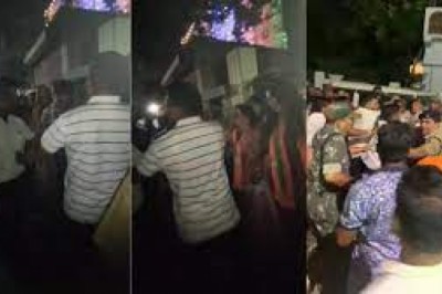 भाजपा और कांग्रेस कार्यकर्ताओं के बीच झूमाझटकी....महतारी वंदन योजना पर बवाल....फॉर्म भराए जाने पर शुरू हुआ विवाद....