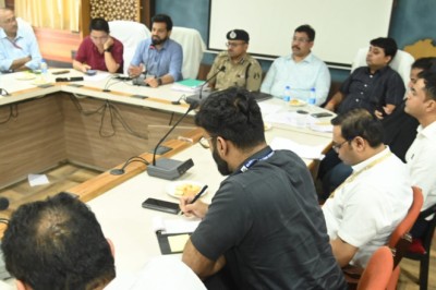 मतदान दलों को सामग्री का वितरण मानस भवन....पॉलीटेक्निक कालेज एवं साईंस कालेज में सामग्री का वितरण किया जाएगा....
