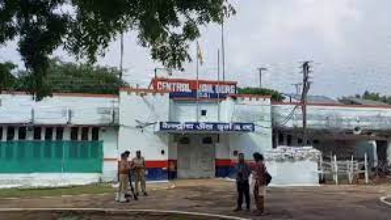 व्यापारी को उतारा था मौत के घाट.....जिला अस्पताल से कैदी फरार.....