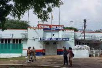 व्यापारी को उतारा था मौत के घाट.....जिला अस्पताल से कैदी फरार.....