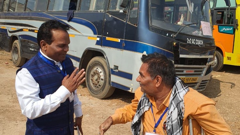 कलेक्टर एल्मा ने दिव्यांग मतदान कर्मी का बढ़ाया हौसला....