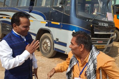 कलेक्टर एल्मा ने दिव्यांग मतदान कर्मी का बढ़ाया हौसला....