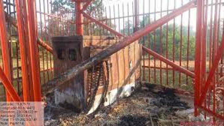 नक्सलियों ने गांव में लगे मोबाइल टॉवर को लगाई आग....