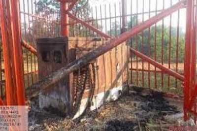 नक्सलियों ने गांव में लगे मोबाइल टॉवर को लगाई आग....