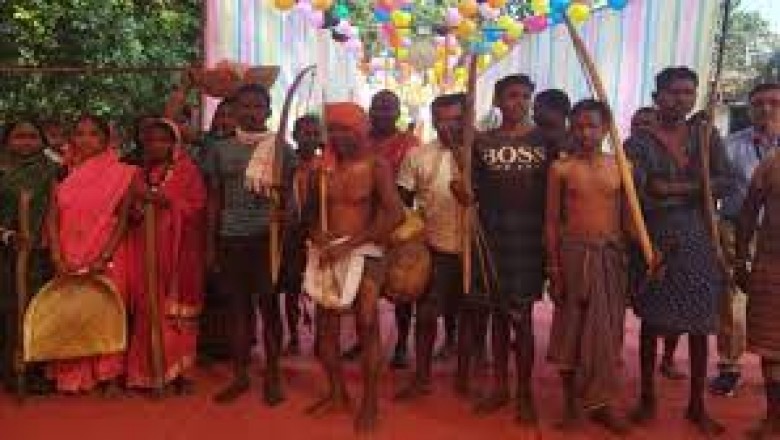 तीर कमान लेकर मतदान करने पहुंचे लोग....धमतरी विधानसभा में आदिवासी मतदाताओं का दिखा उत्साह....