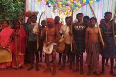 तीर कमान लेकर मतदान करने पहुंचे लोग....धमतरी विधानसभा में आदिवासी मतदाताओं का दिखा उत्साह....