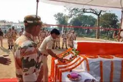 छत्तीसगढ़ में मतदान के दौरान नक्सली हमला....IED बम चपेट में आ गया जवान.....शहीद जवान को दी गई श्रद्धांजलि....