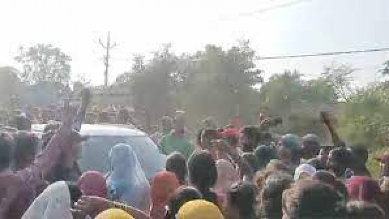 वोटरों ने किया चुनाव का बहिष्कार : मतदान दल को बनाया बंधक.....गाड़ी में तोड़फोड़ भी की.....