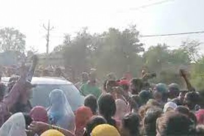 वोटरों ने किया चुनाव का बहिष्कार : मतदान दल को बनाया बंधक.....गाड़ी में तोड़फोड़ भी की.....