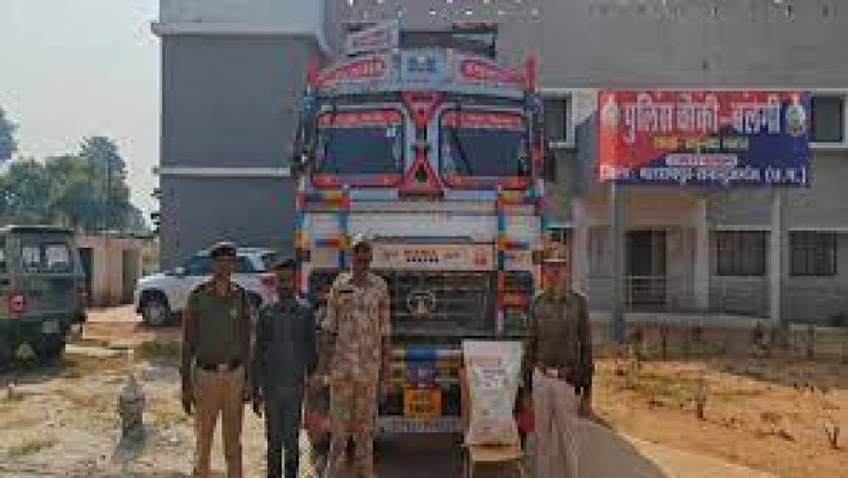 चेकिंग के दौरान पुलिस को मिली बड़ी कामयाबी.....दो ट्रक से भारी मात्रा में विस्फोटक सामग्री बरामद....
