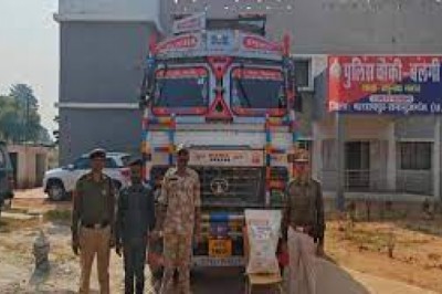 चेकिंग के दौरान पुलिस को मिली बड़ी कामयाबी.....दो ट्रक से भारी मात्रा में विस्फोटक सामग्री बरामद....