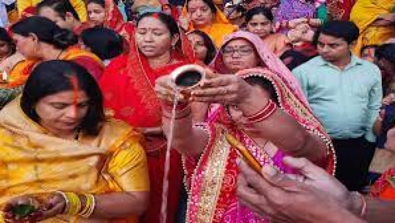 घाट पर उमड़े श्रद्धालु....छठ महापर्व के आखिरी दिन उगते सूर्य को दिया गया अर्घ्य....