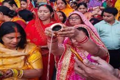 घाट पर उमड़े श्रद्धालु....छठ महापर्व के आखिरी दिन उगते सूर्य को दिया गया अर्घ्य....