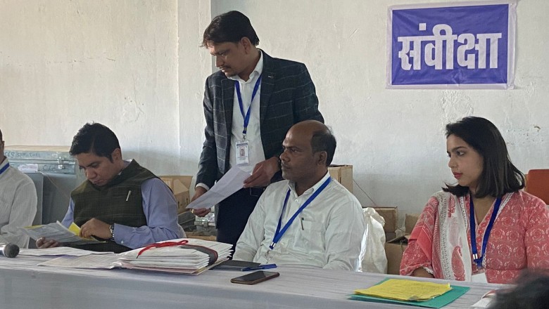 प्रक्षेक व प्रत्याशी, प्रतिनिधि के मौजूदगी में निर्वाचन के कागजातों / प्रपत्रों की संवीक्षा.....