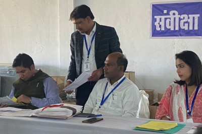 प्रक्षेक व प्रत्याशी, प्रतिनिधि के मौजूदगी में निर्वाचन के कागजातों / प्रपत्रों की संवीक्षा.....