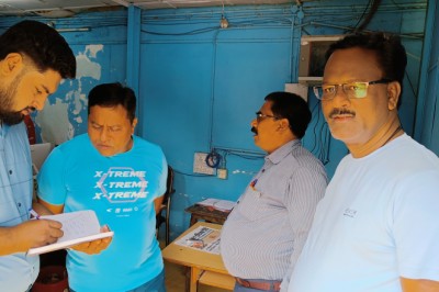 निगमायुक्त लोकेश चन्द्राकर ने किया कार्यालय का औचक निरीक्षण.....नदारत मिले 36 अधिकारी,कर्मचारी....