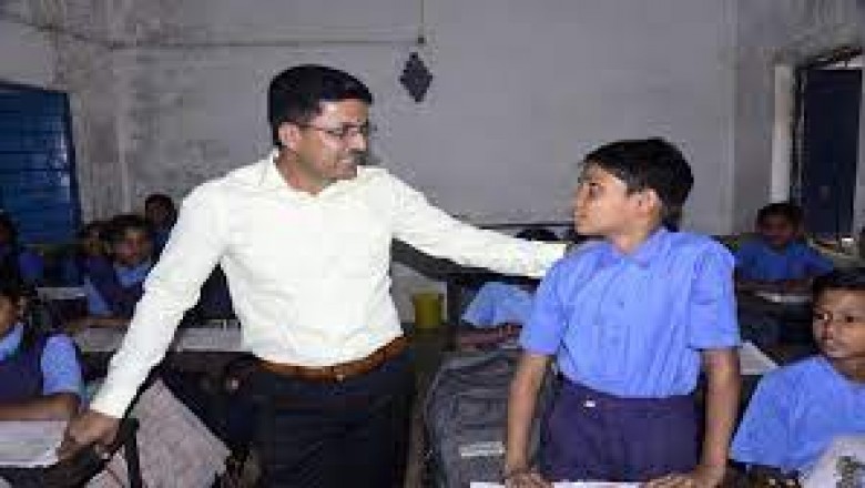 औचक निरीक्षण पर स्कूल पहुंचे कलेक्टर.....लापरवाही बरतने पर BEO,CAC और प्रधान पाठक को शो कॉज नोटिस जारी....