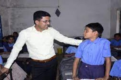 औचक निरीक्षण पर स्कूल पहुंचे कलेक्टर.....लापरवाही बरतने पर BEO,CAC और प्रधान पाठक को शो कॉज नोटिस जारी....