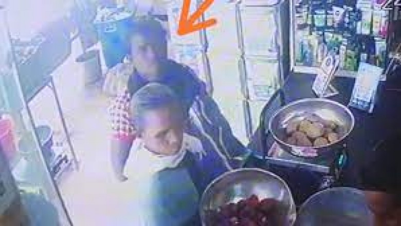 CCTV फुटेज में कैद हुआ शख्स....किराना दुकान गई महिला के झोले से युवक ने पार किया हजारों रुपये....