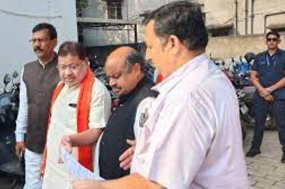 BJP नेताओं ने निर्वाचन पदाधिकारी से की मुलाकात....धरने पर बैठीं भाजपा प्रत्याशी लता उसेंडी....
