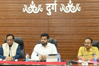 कलेक्टर ने स्वास्थ्य सुविधा को और बेहतर करने ली समीक्षा बैठक....जिले में 304 ग्राम पंचायत में से 100 को किया गया टीबी मुक्त ग्राम पंचायत.....