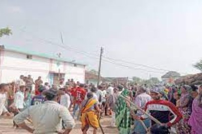 आश्रम समिति और ग्रामीणों के बीच विवाद.....जमीन विवाद को लेकर दो गुटों में चले जमकर लाठी और डंडे.....कई लोगों को आई चोटें....