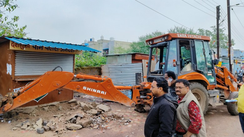 अवैधरूप से लगें आठ गुमटियां पर चला बुलडोजर